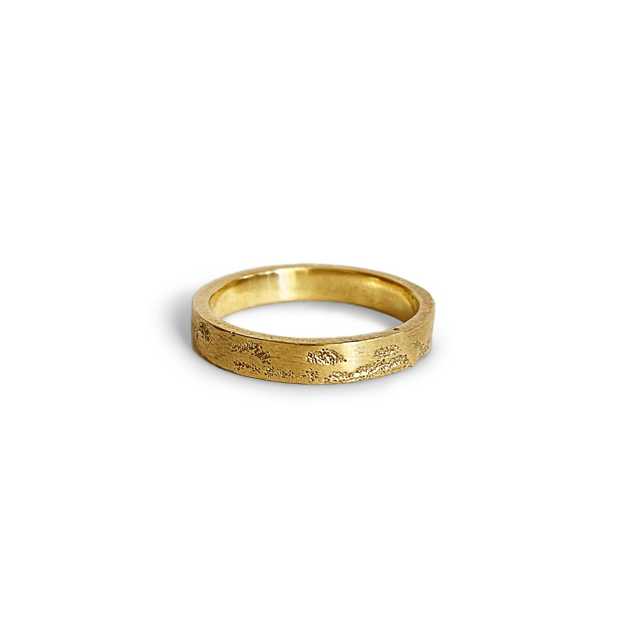 divorce ring in yellow gold on a white background