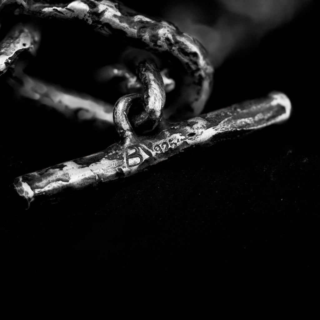 Close-up of the toggle clasp with the makers mark and the 925 sterling silver hallmark of big chain link bracelet made in Berlin.