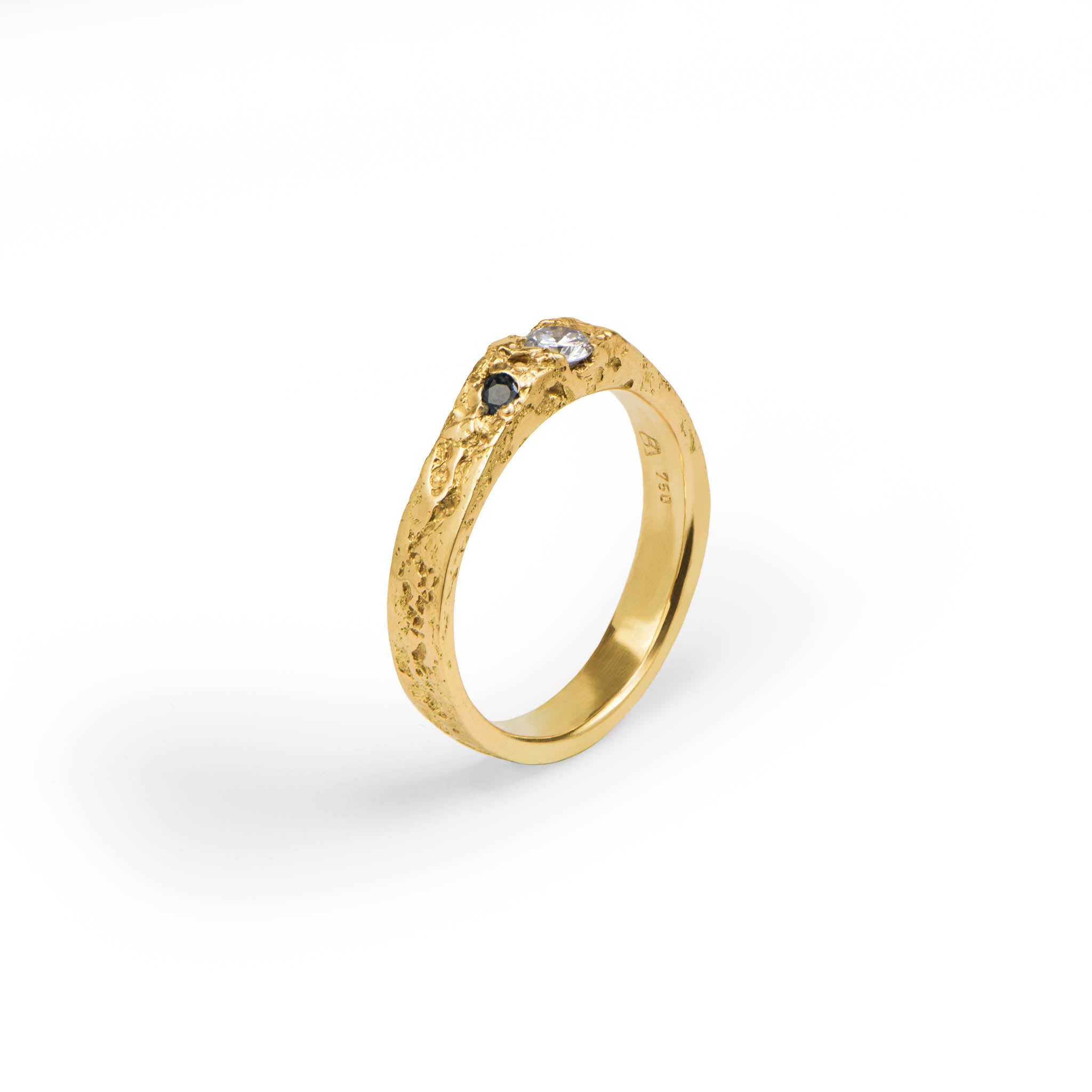 engagement ring in yellow gold with a clear diamond and two blue sapphires