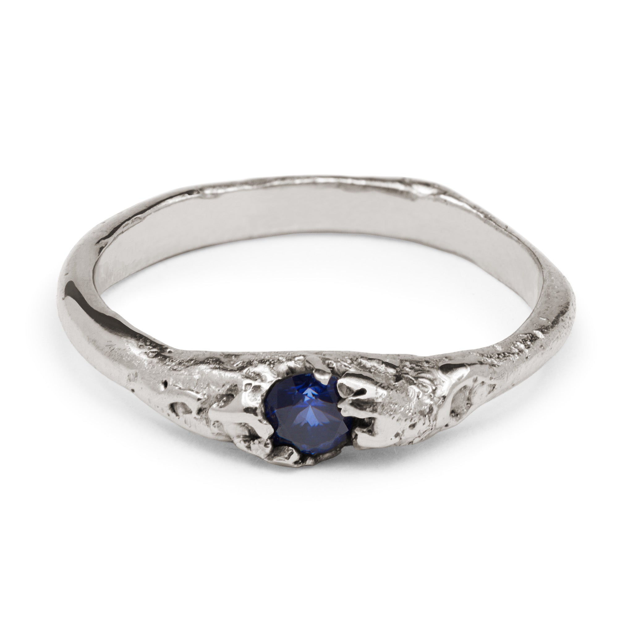 White gold ring with an organic texture and a blue sapphire handcrafted in Berlin