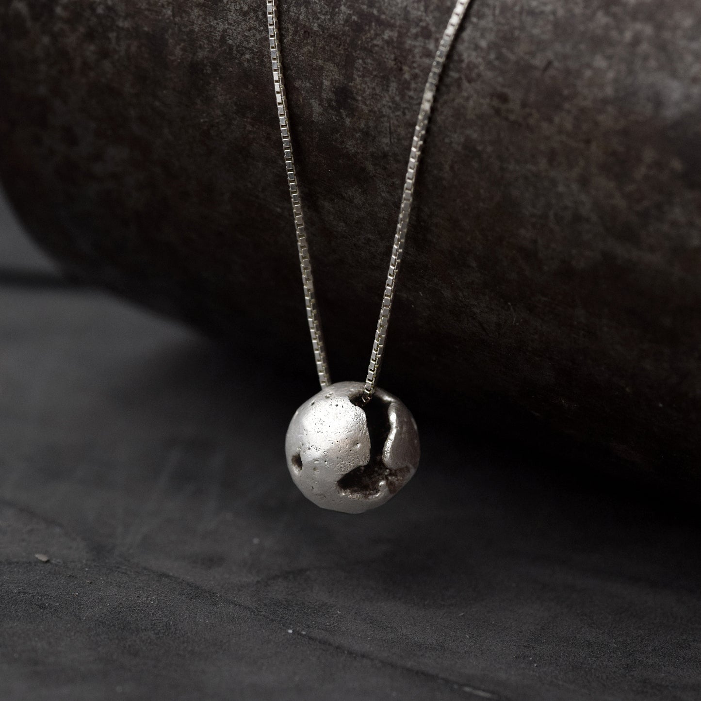 Dìwö - Silver Sphere Necklace