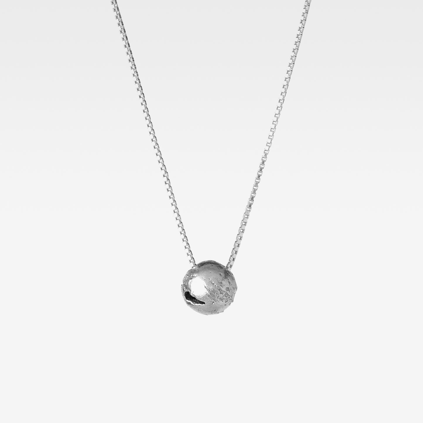 Dìwö - Silver Sphere Necklace