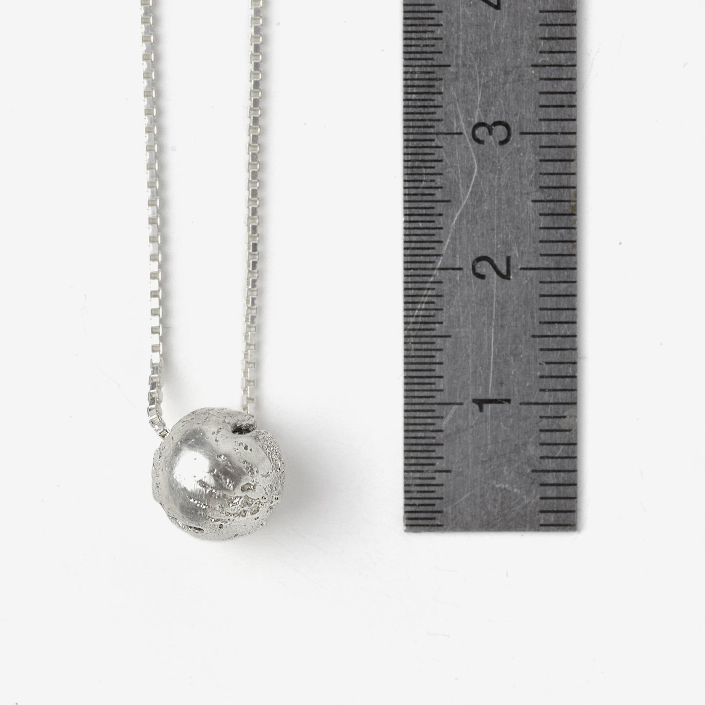 Dìwö - Silver Sphere Necklace