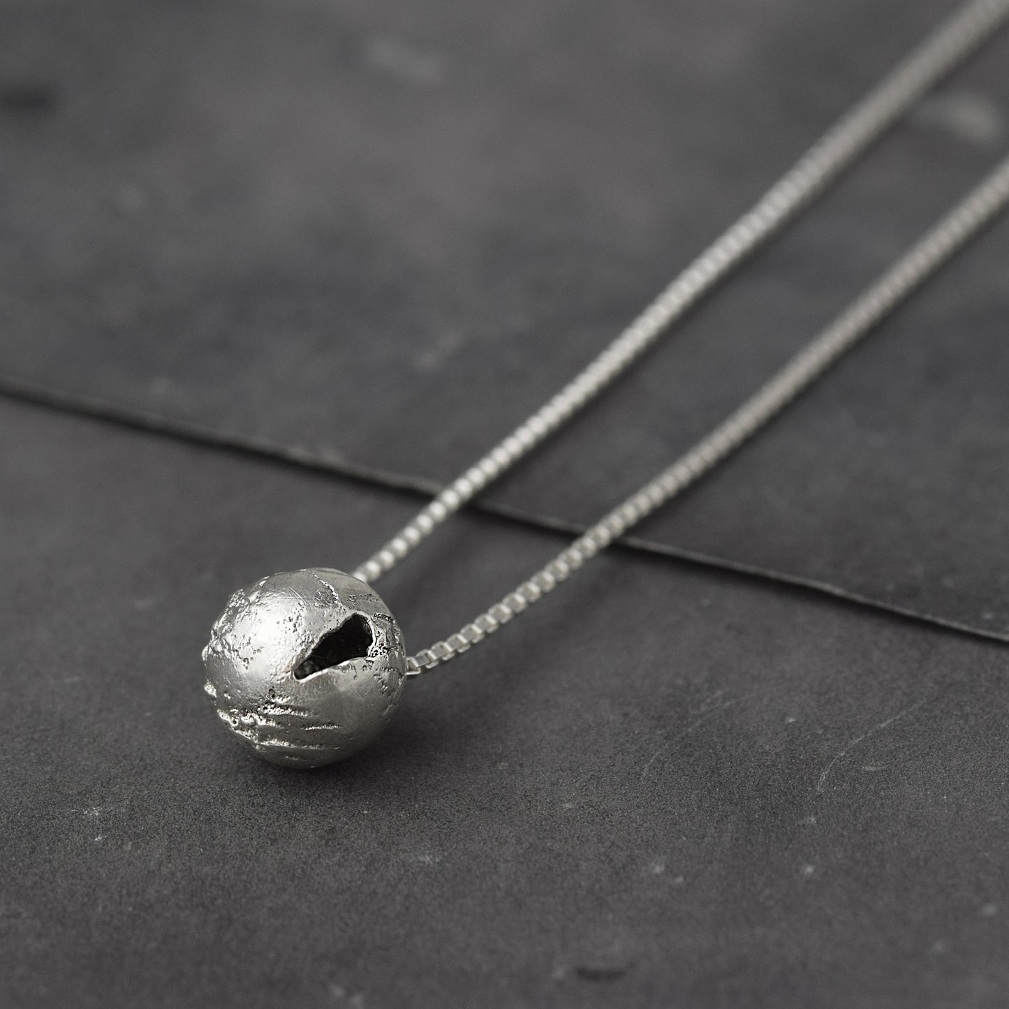 Dìwö - Silver Sphere Necklace