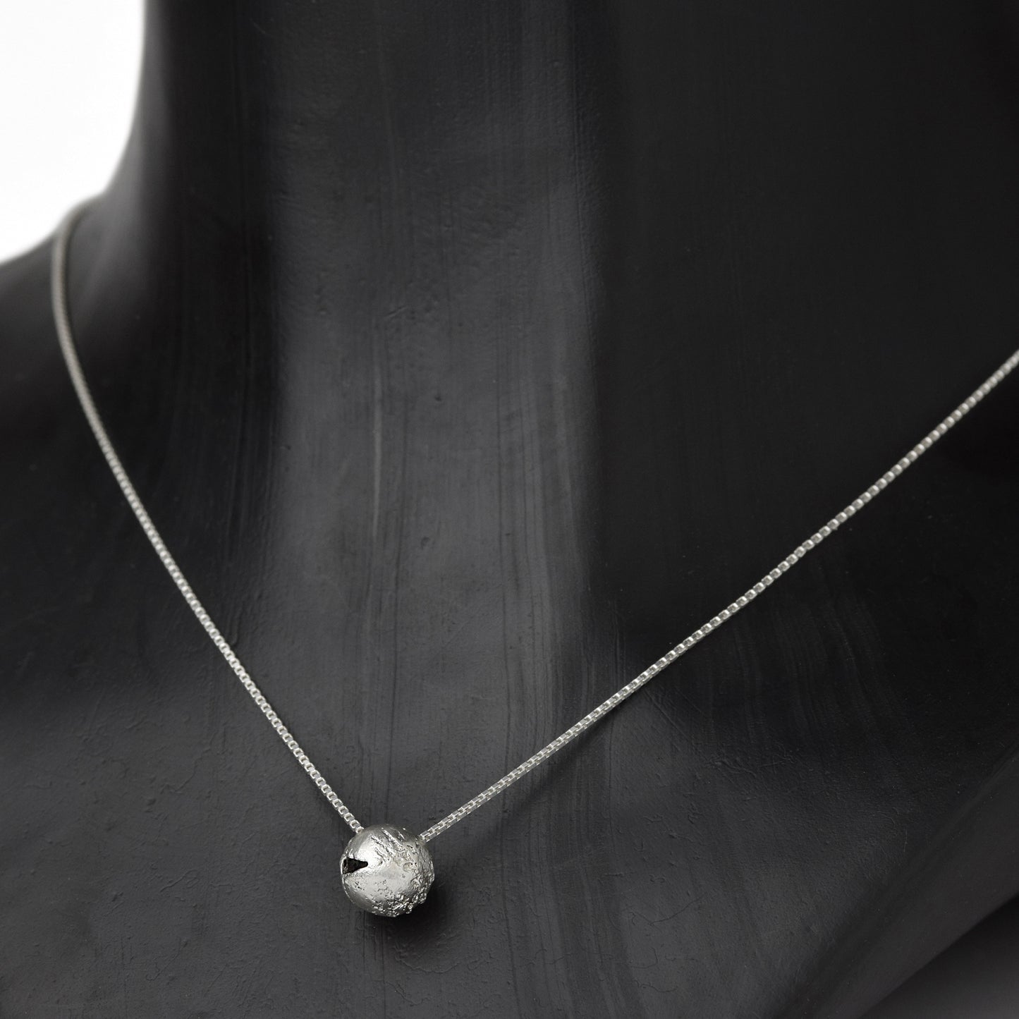 Dìwö - Silver Sphere Necklace